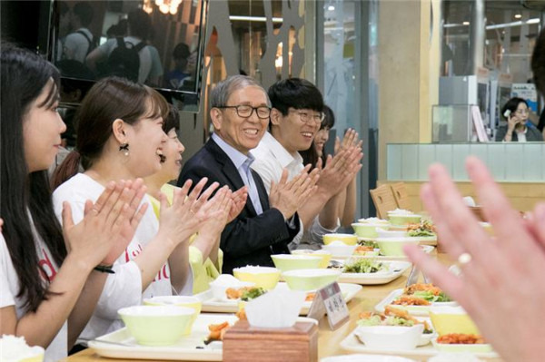 윤여표 전 충북대 총장이 재임 시절 학생들과 함께 소통하면서 식사를 하고 있다. 윤 전 총장 제공