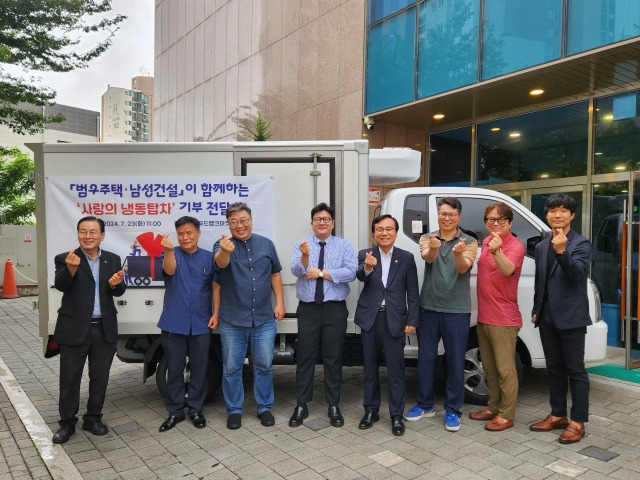 강석주 시의원(왼쪽에서 네번째)과 김건우 대표이사(왼쪽에서 다섯번째)가 지난 23일 서울 강서구 강일교회에서 진행된 '강서푸드뱅크 냉동탑차 기증식'에서 기념촬영을 하고 있다.