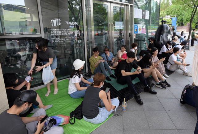 25일 서울 강남구 티몬 본사 앞에서 환불을 요구하는 소비자들이 기약 없이 관계자를 기다리고 있다. 최현규 기자