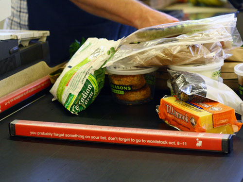 일진이 사나운 날이 있다. 마트 계산대 체크아웃 디바이더 너머로 앞 사람의 장바구니에서 물건이 끊임없이 나온다. 난 초콜릿 하나 사는데. [사진 출처=Blue line media]