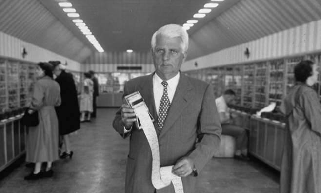 ‘The 상남자’ 클래런스 손더스가 키두즐 매장에서 포즈를 취하고 있다. 피글리 위글리, 키두즐…신은 그에게 혁신가의 심장을 준 대신 작명 센스를 뺏어갔다. 계산대에서 체크아웃 디바이버를 볼 때 마다 그를 떠올리자. [사진 출처=The LIFE Picture Collection]