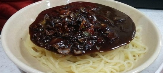 랩을 벗기지 않을 시 발생할 수 있는 참사. 일명 초전도 짜장.jpg [사진 출처=인터넷 커뮤니티]