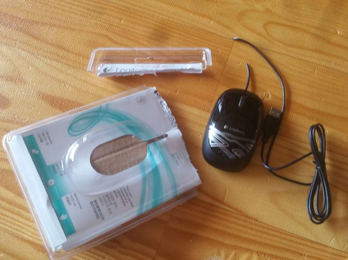 블리스터 포장 대참사.  하필이면 선이 종이 사이에 가려져 있어 포장을 뜯다가 마우스 선까지 잘라버렸다. 포장 디자이너의 순수한 악의 마저 느껴진다. [사진 출처=인터넷 커뮤니티]