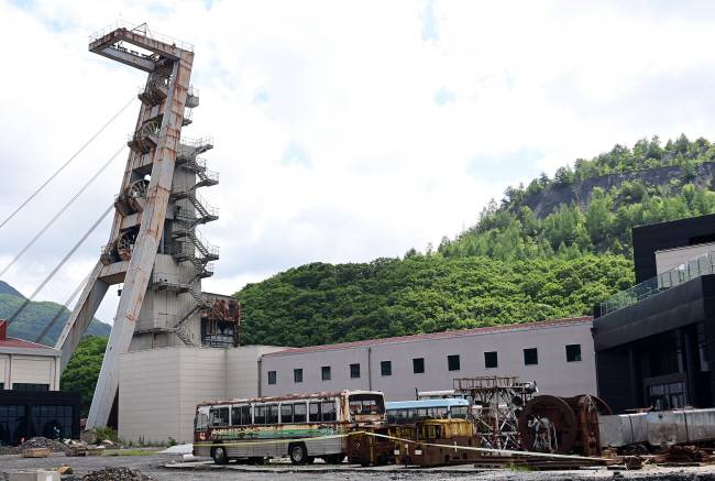 강원랜드가 동원탄좌 사북광업소 자리에 조성하고 있는 탄광문화공원. 거대한 수직갱 철탑과 광업소 사무동 건물을 비롯해 탄광 시대의 유물들이 그대로 보존돼 있다. 건물 앞의 버스는 사북광업소 광부들의 통근 차량이었다.