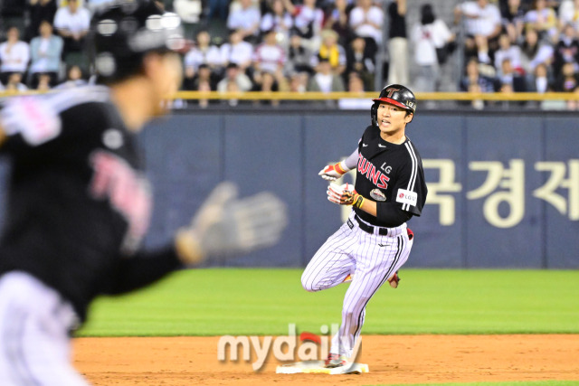 2024년 5월 31일 서울 잠실야구장에서 진행된 '2024 신한 SOL 뱅크 KBO 리그' LG-두산의 경기. LG 박해민이 8회초 2사 1,2루에서 이영하를 상대로 2타점 적시타를 때린 뒤 3루까지 달려가고 있다./마이데일리