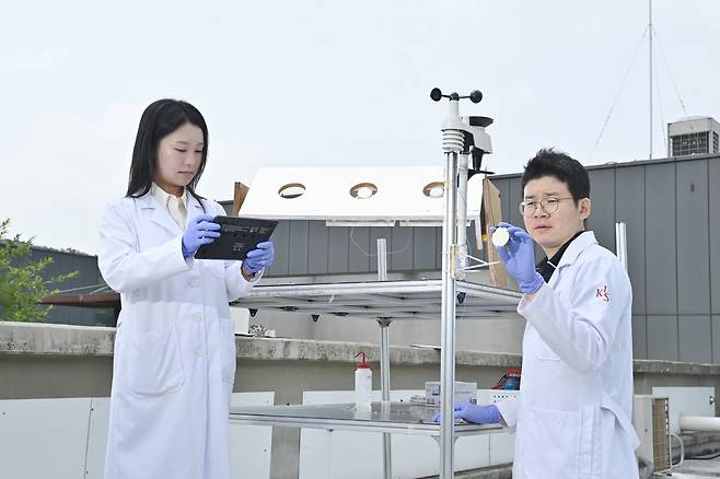 연구동 옥상 야외 실험 공간에서 연구팀이 복사냉각 성능 측정을 위한 준비 작업을 진행하고 있다.[KIST 제공]