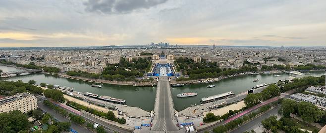 2024 파리올림픽 개막을 이틀 앞둔 24일(현지시간) 프랑스 파리 센강에서 개막식 사전 연습을 하고 있다.(파리)=이상섭 기자