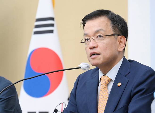 최상목 부총리 겸 기획재정부 장관이 지난 22일 정부세종청사에서 2024년 세법개정안을 발표하고 있다. [기획재정부 제공]