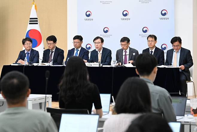 정정훈 기획재정부 세제실장(가운데)이 지난 22일 정부세종청사에서 2024년 세법개정안을 발표하고 있다. [기획재정부 제공