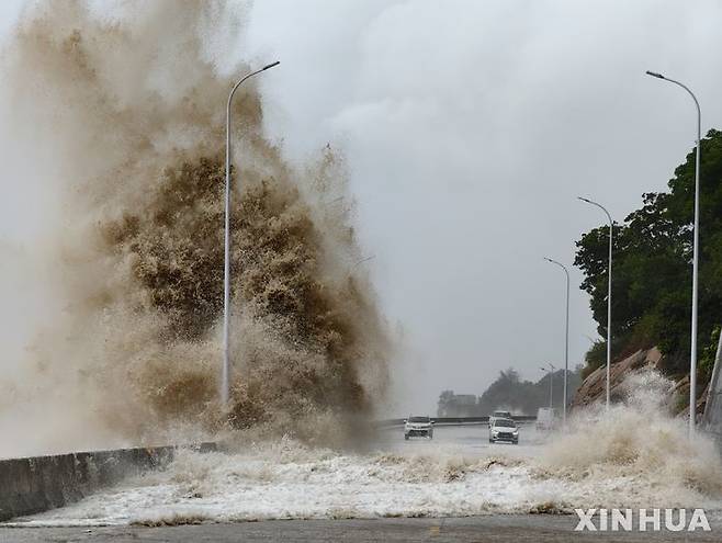[닝더(중국)=신화/뉴시스] 중국 푸젠성은 올해 세 번째 태풍 '개미'가 접근함에 따라 25일 오전 15만6800명의 주민을 대피시켰다고 현지 당국이 밝혔다. 사진은 이날 푸젠성 샤푸현 싼샤진에서 해안을 덮치는 거대한 파도 모습. 2024.7.25