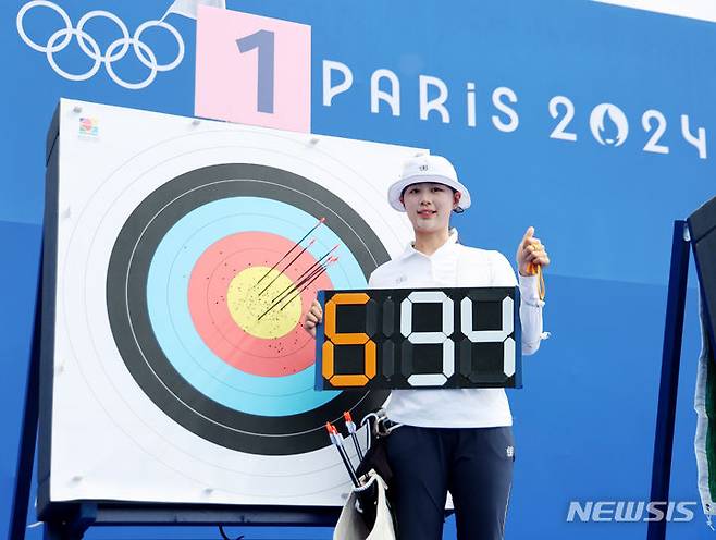 [파리=뉴시스] 김진아 기자 = 2024 파리올림픽 대한민국 양궁대표팀 임시현이 25일(현지시간) 프랑스 파리 에펠탑 레쟁발리드에서 열린 여자 개인전 랭킹라운드에서 총 694점으로 세계 신기록을 기록한 뒤 포즈를 취하고 있다. 2024.07.25. bluesoda@newsis.com