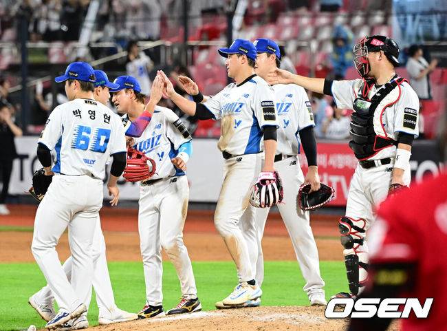 [OSEN=수원, 김성락 기자] 프로야구 KT 위즈가 짜릿한 재역전승을 거뒀다.KT는 24일 수원 KT위즈파크에서 열린 ‘2024 신한은행 SOL Bank KBO리그’ SSG 랜더스와의 경기에서 5-3으로 승리했다. 이날 승리로 46승 2무 47패를 기록하며 SSG(46승 1무 47패)와 공동 5위가 됐다. KT가 5위로 올라선 것은 올 시즌 처음이다.승리가 확정된 순간 KT 선수들이 기쁨을 나누고 있다. 2024.07.24 /