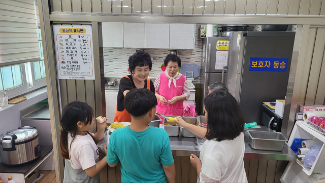 ▲보령노인종합복지관에서 운영하는 노인 일자리 '온종일돌봄시설지원사업'에서 어린이들에게 간식을 지원하고 있다 ⓒ보령시