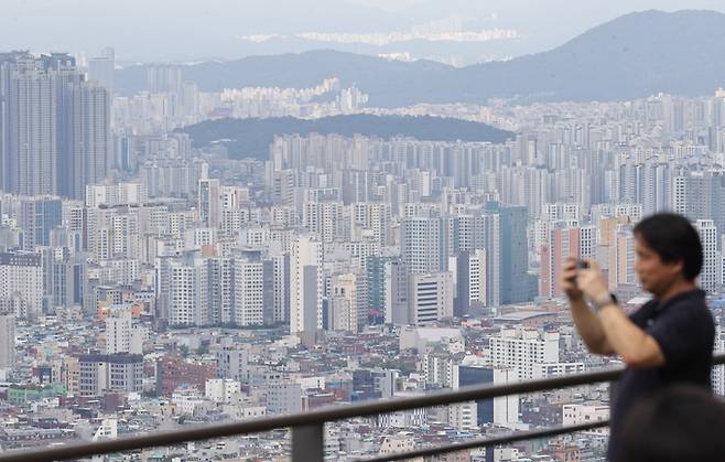 25일 서울 남산에서 바라본 시내 아파트 전경. 연합뉴스