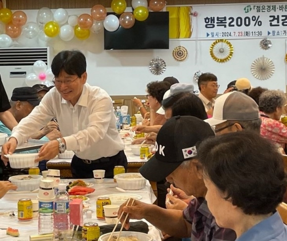 지난 23일 북가좌1동 가재울중앙교회 식당에서 열린 ‘행복200% 건강200% 어르신 삼계탕 대접 행사’에 참석한 김용일 의원