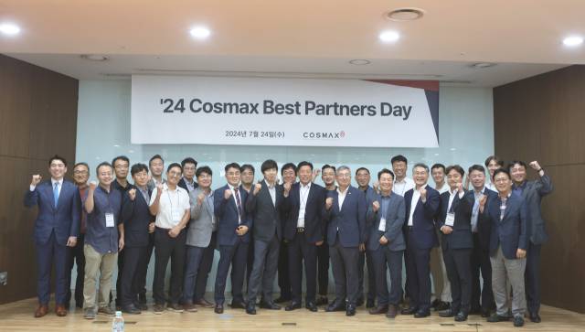 이달 24일 경기도 성남시 코스맥스 판교사옥에서 열린 ‘2024년 동반성장 간담회’에서 참석자들이 기념 사진을 촬영하고 있다. 사진 제공=코스맥스