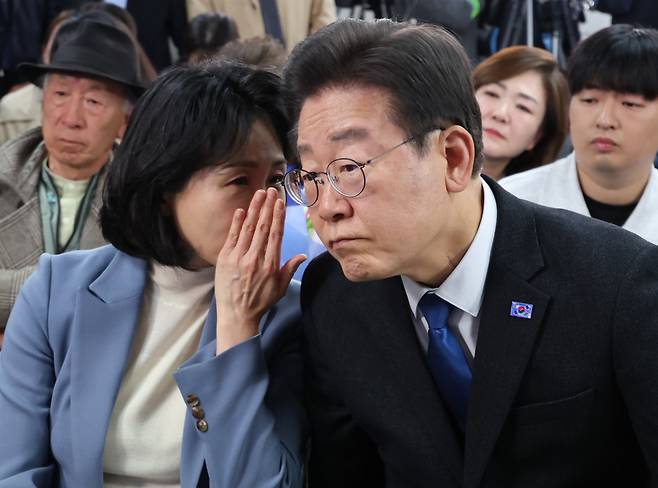 제22대 국회의원선거 인천 계양구을에 출마한 이재명 더불어민주당 대표가 4월11일 인천 계양구에 마련한 본인의 선거사무소에서 개표방송을 지켜보며 부인 김혜경씨와 대화하고 있다. ⓒ연합뉴스