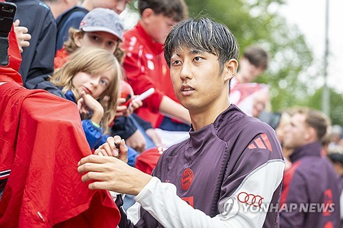 바이에른 뮌헨은 25일(한국시간) 독일 바이에른주 테게른제에 있는 뮌헨 훈련 캠프에서 진행된 FC로타흐-에게른(7부리그)과의 친선 경기에서 14-1 대승을 거뒀다. 이날 김민재는 이토 히로키와 함께 후반전에 출전했는데 뱅상 콤파니 뮌헨 감독은 김민재에게 주장 완장을 맡겼다. 후반전이 주장 완장을 달고 뛴 김민재는 백3 전형에서 중앙 센터백으로 뛰며 왼쪽 센터백으로 출전한 이토와 함께 후반전 동안 실점을 허용하지 않았다. 연합뉴스