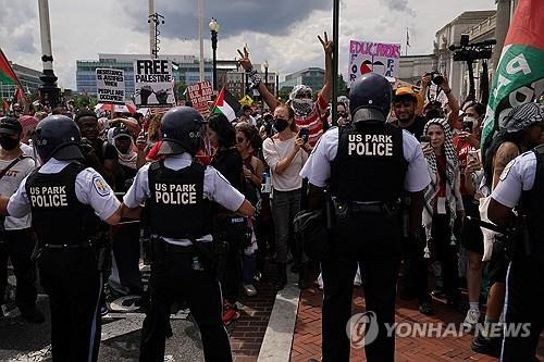 의사당 밖 시위대 [워싱턴 로이터=연합뉴스. 재판매 및 DB 금지]