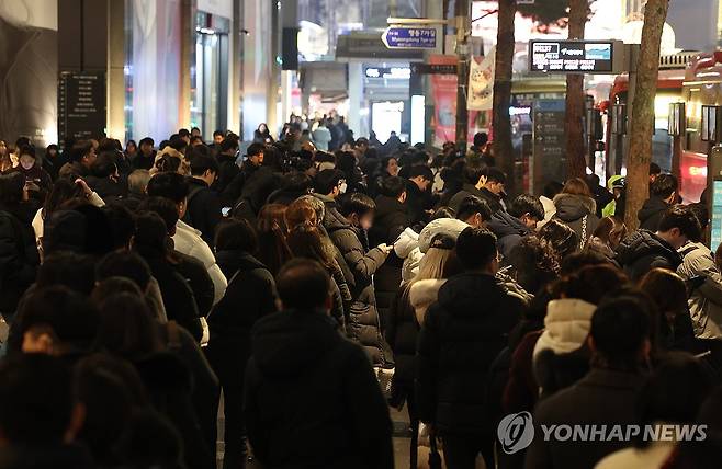 명동입구 정류장에서 퇴근길 오른 시민들 (서울=연합뉴스) 김성민 기자 = 서울을 비롯한 수도권 대부분 지역에 눈이 내린 9일 오후 서울 중구 명동 입구 정류장에서 시민들이 버스를 타기 위해 기다리고 있다. 2024.1.9 ksm7976@yna.co.kr