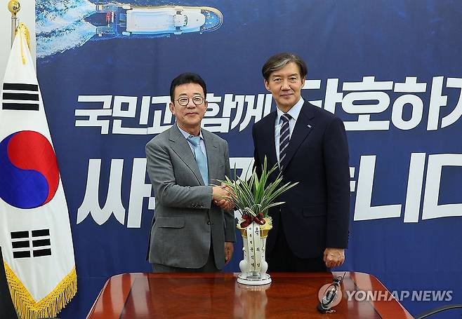 조국 대표 예방한 홍철호 정무수석 (서울=연합뉴스) 한종찬 기자 = 조국혁신당 조국 대표가 25일 오후 국회를 예방한 홍철호 대통령실 정무수석(왼쪽)과 악수하고 있다. 2024.7.25 saba@yna.co.kr