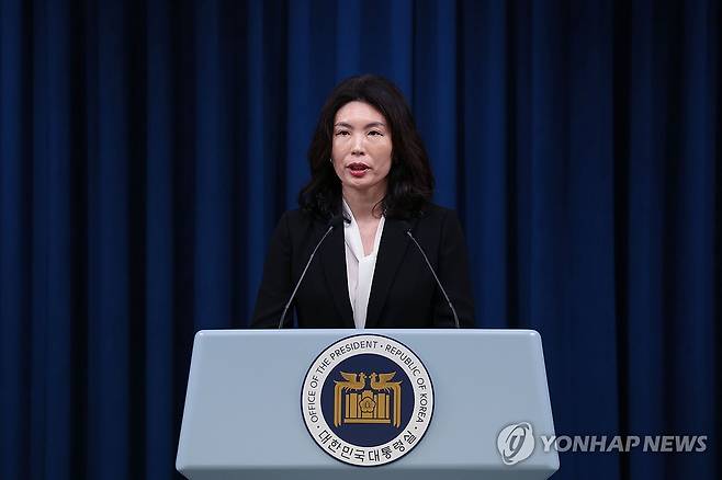소감 밝히는 유혜미 신임 저출생대응수석 (서울=연합뉴스) 진성철 기자 = 신임 대통령실 저출생대응수석에 임명된 유혜미 한양대 경제금융학부 교수가 25일 서울 용산 대통령실 청사에서 열린 정무직 인선 발표에 참석해 소감을 말하고 있다. 2024.7.25 zjin@yna.co.kr