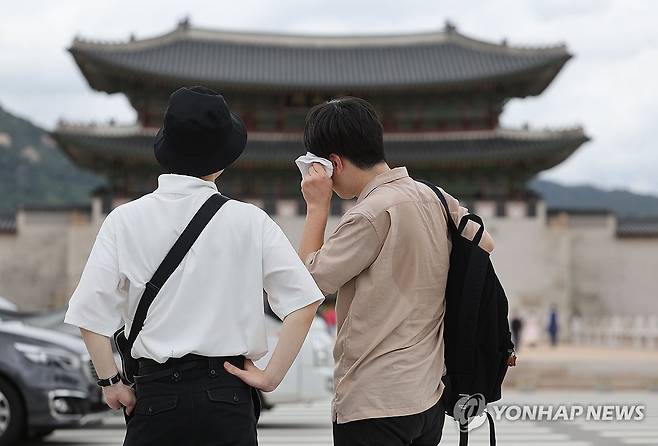 땀으로 젖은 옷 (서울=연합뉴스) 박동주 기자 = 서울 전역에 올여름 첫 폭염경보가 내려진 25일 서울 광화문광장을 지나는 한 외국인의 등이 땀으로 젖어 있다. 2024.7.25 pdj6635@yna.co.kr