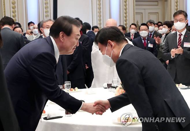 김진표 국회의장과 악수하는 윤석열 대통령 (서울=연합뉴스) 안정원 기자 = 윤석열 대통령이 2일 청와대 영빈관에서 열린 '2023년 신년인사회'에 입장하며 김진표 국회의장과 악수하고 있다. 2023.1.2 jeong@yna.co.kr