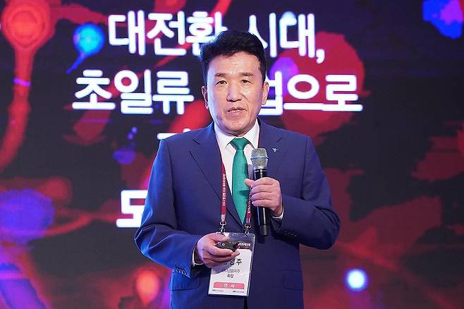 한경협 CEO 하계포럼서 강연하는 함영주 회장 (서귀포=연합뉴스) 함영주 하나금융그룹 회장이 지난 11일 제주 롯데호텔에서 열린 '제37회 한국경제인협회(한경협) CEO 제주하계포럼'에서' 강연하는 모습 [연합뉴스 자료사진]