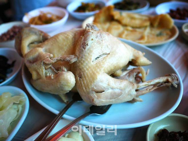 닭백숙은 여름날 인기 메뉴다. 강릉 송천휴게소 백숙.