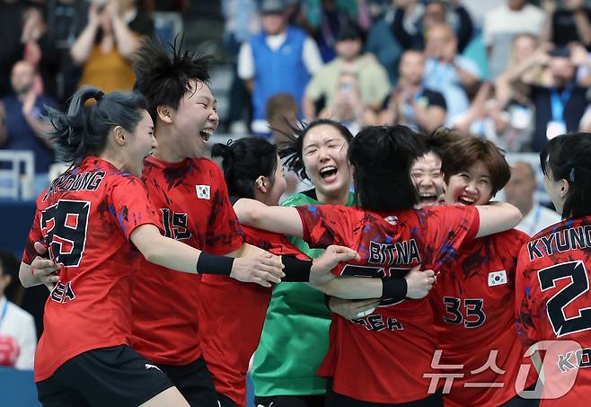 25일 오후(한국시간) 프랑스 파리 사우스 파리 아레나6에서 열린 파리올림픽 핸드볼 여자 예선 라운드 A조 대한민국과 독일의 경기에서 승리한 대한민국 선수들이 코트로 쏟아져 나와 기쁨을 나누고 있다. 2024.7.26/뉴스1 ⓒ News1 박정호 기자