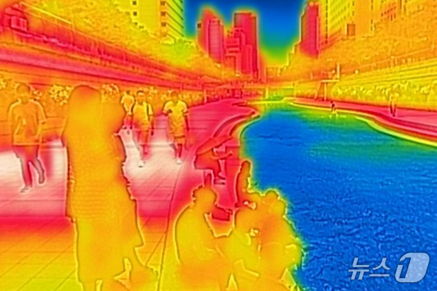 열화상 카메라에 담긴 서울 종로구 청계천 산책로 일대 높은 온도를 나타내는 부분이 붉게 표시되고 있다.(열화상카메라 촬영)2024.6.20/뉴스1 ⓒ News1 민경석 기자