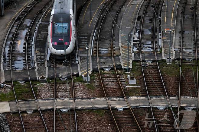 프랑스 고속철도 '테제베'(TGV)를 대상으로 한 방화 사건이 발생해 철도 운행에 심각한 차질이 발생했다고 AFP 통신이 26일(현지시간) 보도했다. 사진은 프랑스 고속열차 TGV의 모습. ⓒ AFP=뉴스1 ⓒ News1 이창규 기자