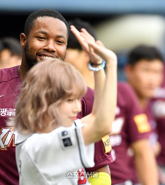 에스파 윈터가 25일 잠실구장에서 열린 2024프로야구 두산베어스와 키움히어로즈의 경기에서 경기시작을 알리는 시구를 하고 있다. 시구하러 나서는 윈터가 키움 외국인선수 도슨과 하이파이브를 나누고 있다. 잠실 | 스포츠서울 DB