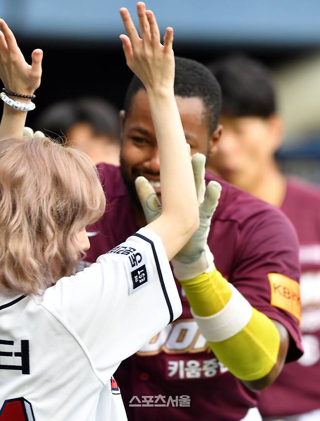 에스파 윈터가 25일 잠실구장에서 열린 2024프로야구 두산베어스와 키움히어로즈의 경기에서 경기시작을 알리는 시구를 하고 있다. 시구하러 나서는 윈터가 키움 외국인선수 도슨과 하이파이브를 나누고 있다. 잠실 | 스포츠서울 DB