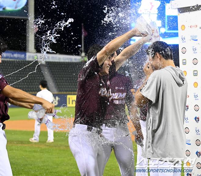 25일 잠실야구장에서 열린 키움과 두산의 경기, 키움이 6대1로 승리했다. 데뷔 첫 승을 거둔 키움 김윤하가 물세례를 받고 있다. 잠실=허상욱 기자 wook@sportschosun.com/2024.07.25/