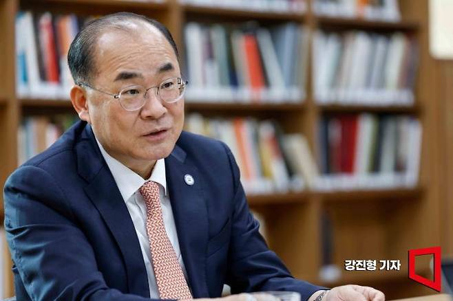 최재원 부산대학교 총장이 22일 부산대학교 박물관 가온나래에서 인터뷰 하고 있다. 사진=강진형 기자aymsdream@