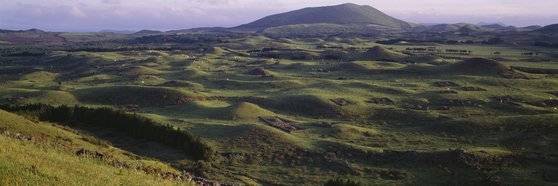 김영갑이 촬영한 제주 중산간. 동거문이오름에서 바라본 용눈이오름. [사진 김영갑 갤러리]