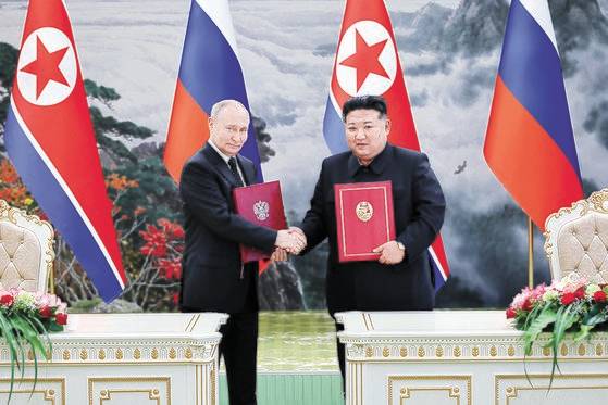 지난달 19일 북한 수도 평양을 방문한 블라디미르 푸틴 러시아 대통령과 김정은 북한 국무위원장이 악수하는 모습. 노동신문. 뉴스1.