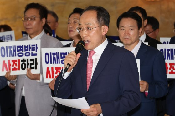 국민의힘 추경호 원내대표가 4일 오후 국회 로텐더홀에서 '채상병특검법'에 대한 무제한토론(필리버스터)이 중단된 것과 관련해 우원식 국회의장과 더불어민주당을 규탄하며 내일 예정된 22대 국회 개원식에 불참할 것이며 윤석열 대통령의 불참도 요청할 것이라고 밝히고 있다. 연합뉴스