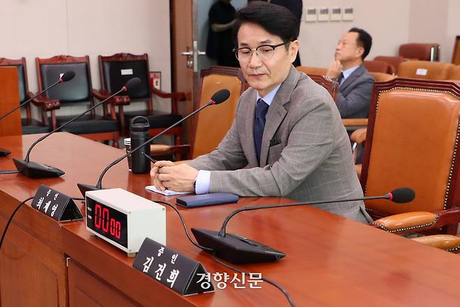 최재영 목사가 26일 국회 법제사법위원회 윤석열 대통령 탄핵안 발의 국민청원 청문회에서 불출석한 김건희 여사의 명패를 보고 있다. 박민규 선임기자