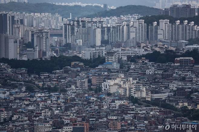 [서울=뉴시스] 김근수 기자 = 21일 서울 중구 남산에서 서울시내 아파트 단지가 보이고 있다. 2024.07.21. ks@newsis.com /사진=김근수