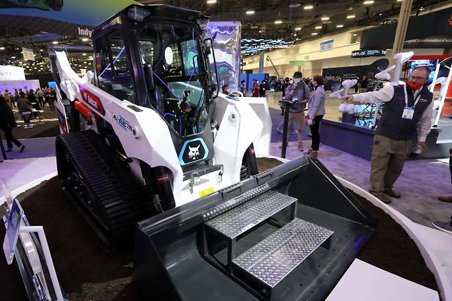 사진은 두산밥캣의 완전 전동식 로더 'T7X'/사진=뉴스1