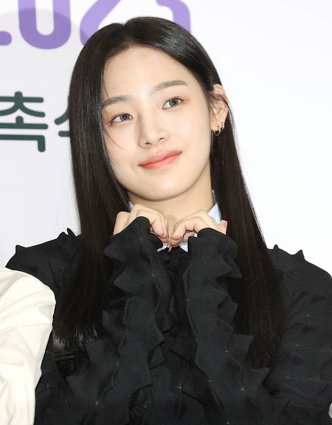 걸그룹 뉴진스의 민지가 '서울특별시 홍보대사 감사패 수여 및 위촉식'에 앞서 포즈를 취하고 있다. [연합]