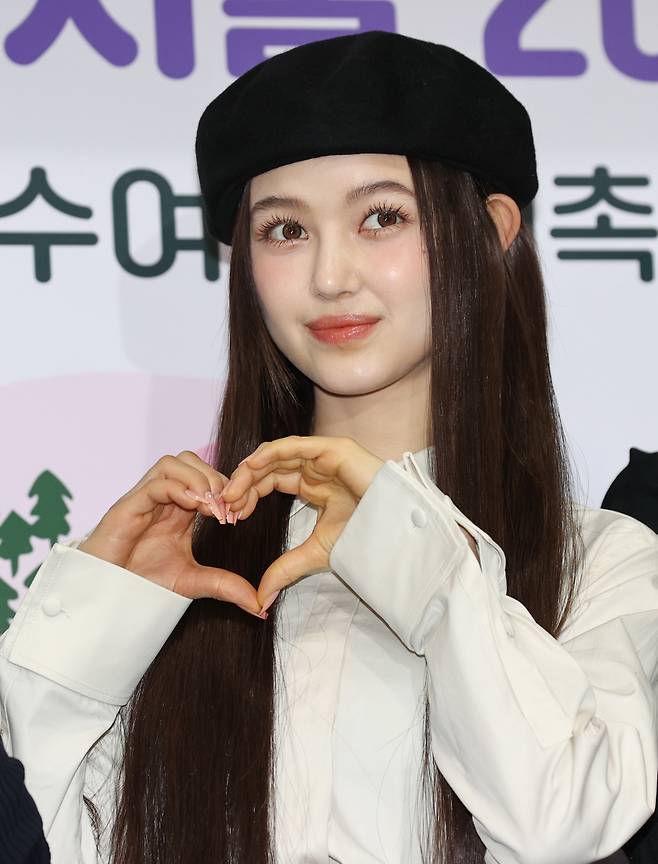 걸그룹 뉴진스의 다니엘이 '서울특별시 홍보대사 감사패 수여 및 위촉식'에 앞서 포즈를 취하고 있다. [연합]