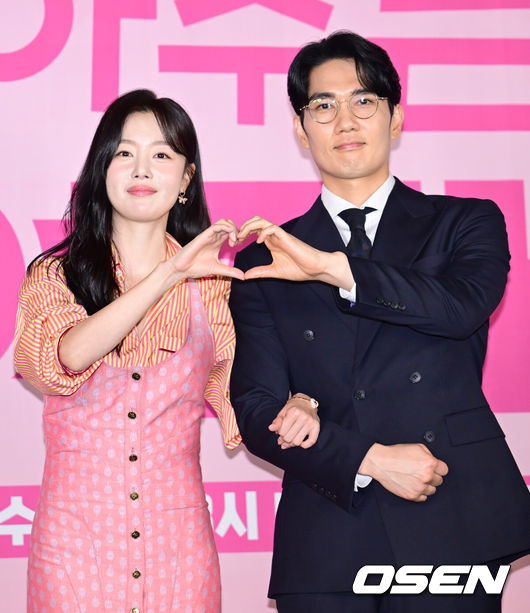 [OSEN=김성락 기자] 12일 오후 서울 구로구 라마다서울 신도림호텔에서 JTBC 드라마 '놀아주는 여자' 제작발표회가 열렸다. 드라마 ‘놀아주는 여자’는 어두운 과거를 청산한 큰형님 지환과 아이들과 놀아주는 ‘미니 언니’ 은하의 반전 충만 로맨스 이야기를 담았다.배우 한선화, 엄태구가 취재진을 향해 포즈를 취하고 있다. 2024.06.12 / ksl0919@osen.co.kr