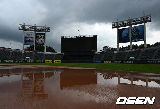 [OSEN=잠실, 지형준 기자] 26일 오후 서울 잠실야구장에서 열릴 예정이던&nbsp;2024 신한 SOL Bank KBO리그 LG 트윈스와 한화 이글스의 경기가 우천으로 취소됐다.김시진 경기 운영위원은 오후 4시 40분에 우천 취소를 결정했다. 기습적인 폭우가 쏟아지면서 내야 그라운드가 순식간에 물바다로 변해 버렸다. 2024.07.26 / jpnews@osen.co.kr
