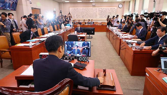 26일 서울 여의도 국회 법제사법위원회에서 열린 '윤석열 대통령 탄핵소추안 발의 요청' 국민동의 청원 2차 청문회에서 정청래 위원장이 의사봉을 두드리고 있다.