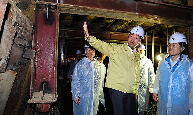 오세훈 서울시장이 두 번째 임기 때인 2011년 6월29일 서울 광화문광장&nbsp;침수해소사업 공사현장에서 집중호우에&nbsp;대비하는 ‘대심도 지하 저류조’의 필요성을 강조하고 있는 모습. 서울시 제공