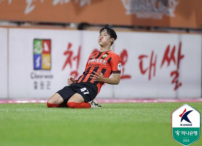 ▲ 현재 한국축구 최고 유망주로 평가되는 양민혁이 토트넘으로 이적한다. 고교생 유망주가 프리미어리그 빅클럽으로 직행한 것이다. 그만큼 양민혁의 재능을 유럽에서도 관심 있게 지켜봤다. 아직 구체적인 계약 기간, 이적료는 알려지지 않았다. 스포츠 전문 매체 '디 애슬래틱'은 26일(이하 한국시간) "토트넘이 양민혁과 계약을 완료했다. 양민혁은 곧바로 토트넘에 뛰지 않는다. 올해까지 강원 FC에 있다가 내년 1월 토트넘에 합류할 예정"이라고 발표했다. 유럽축구 이적 시장 전문가인 파브리치오 로마노 기자도 같은 날 "토트넘이 양민혁과 계약을 체결했다"며 "토트넘은 양민혁과 장기 계약을 추진하고 있다. 2025년 1월부터 양민혁은 토트넘에 합류한다"고 알렸다. 양민혁은 K리그 최고 유망주로 꼽힌다. 이번 시즌 K리그1 24경기 뛰며 7골 3도움으로 활약했다 ⓒ 한국프로축구연맹